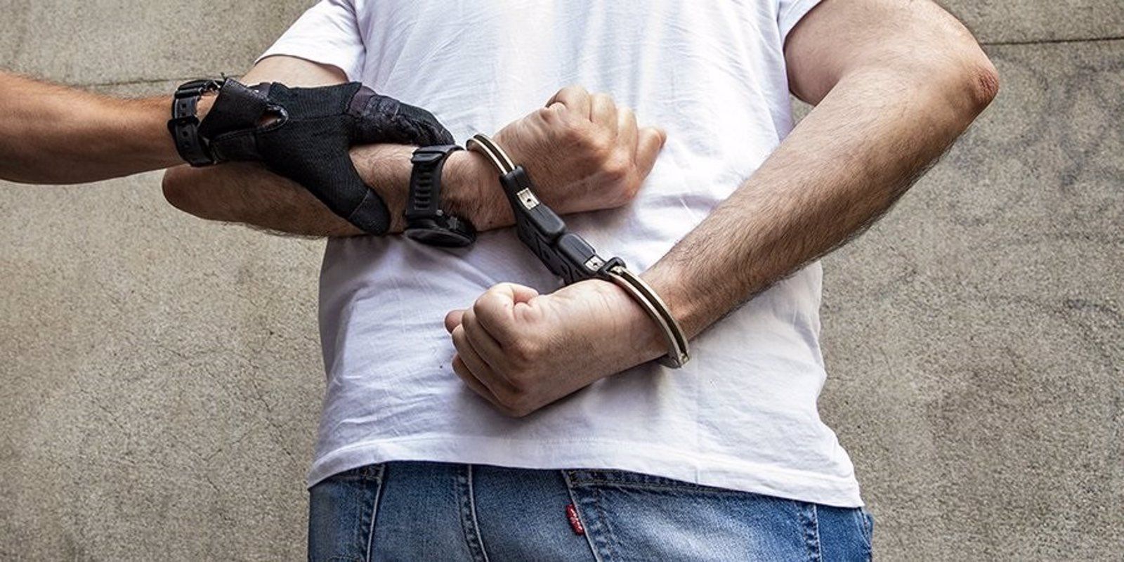 Detenido un hombre en Sol tras escupir e intentar asfixiar a otro al grito de "maricón"