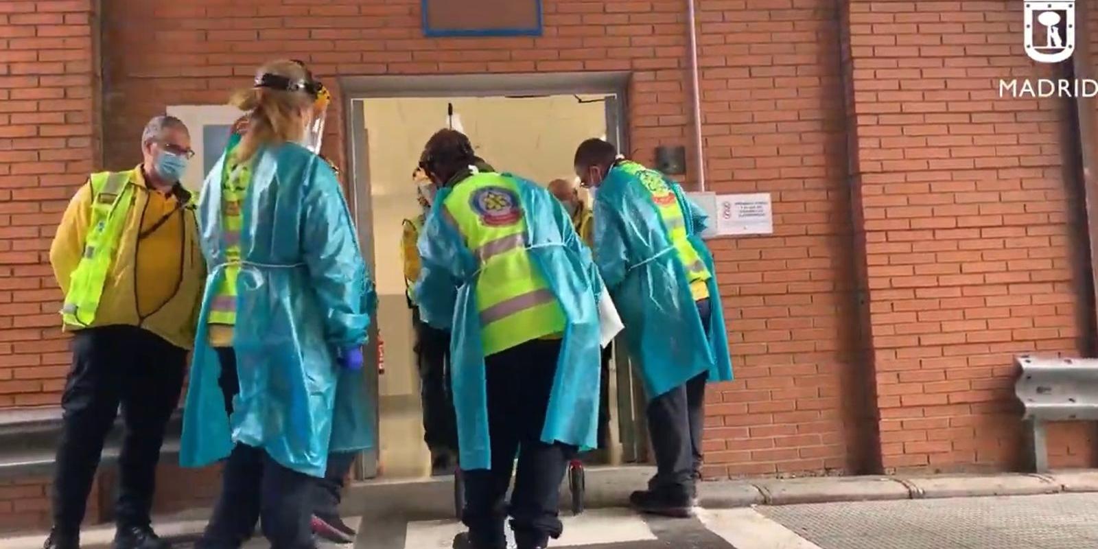 Disparan a un hombre en una peluquería de Villaverde