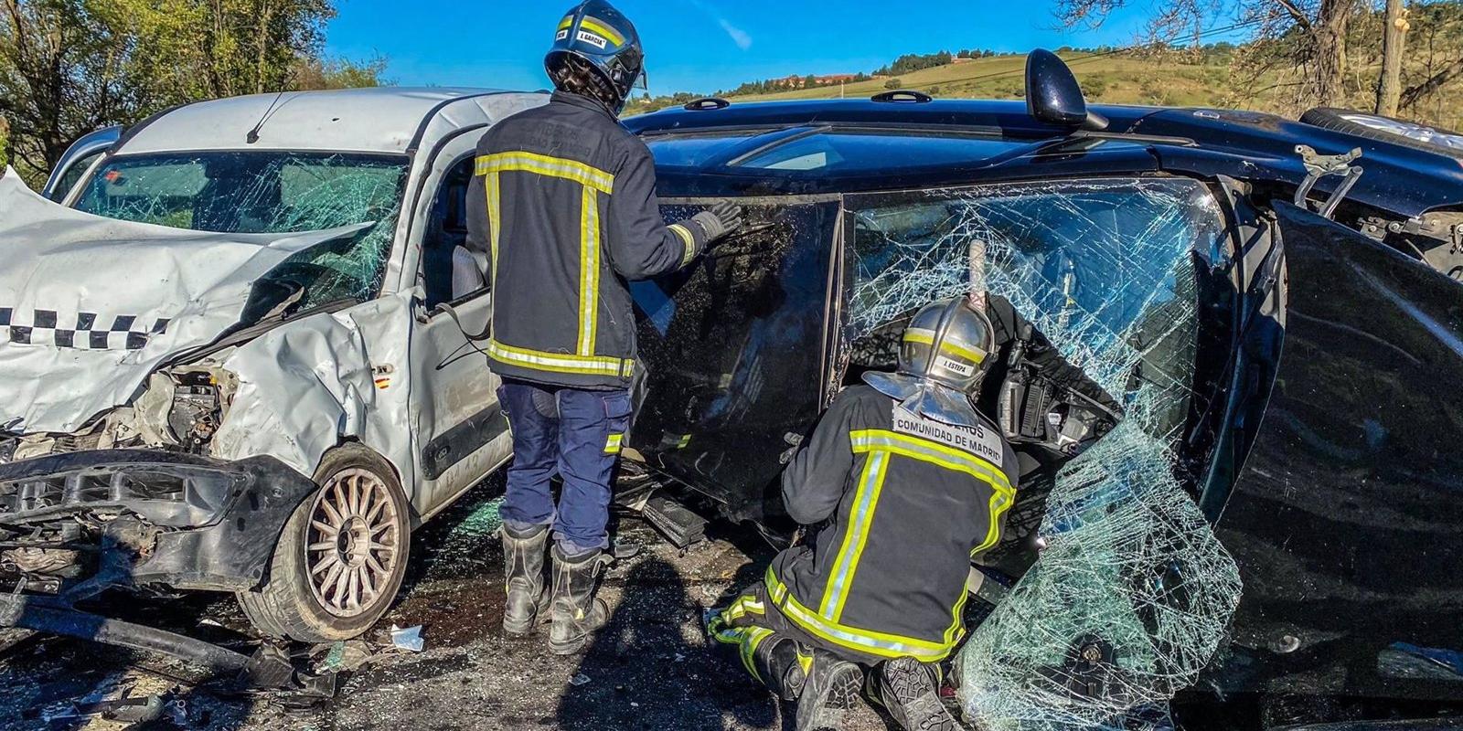 Tres heridos en un violento choque entre vehículos en la M-217