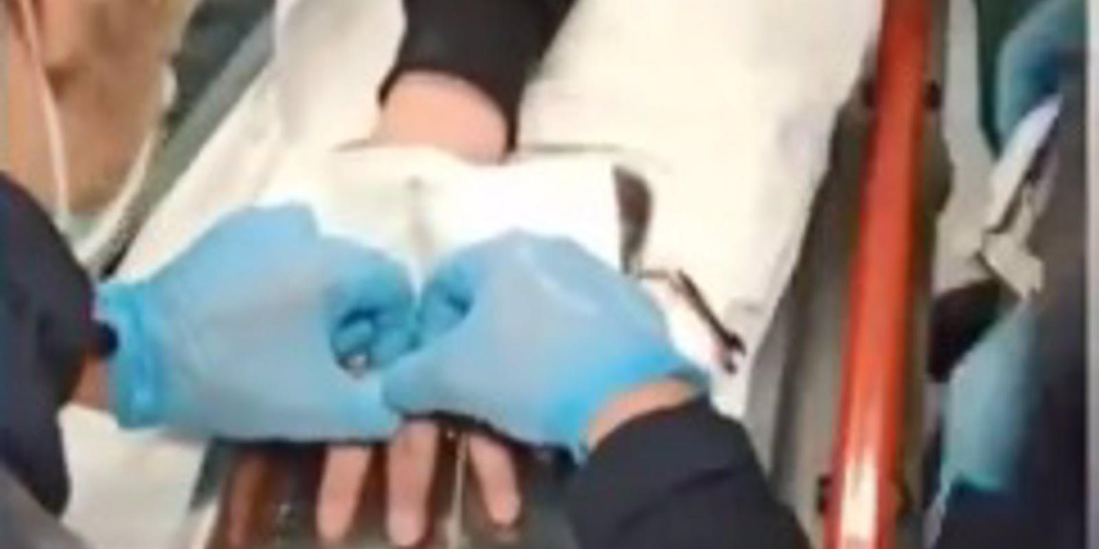 Los bomberos liberan el dedo de un joven tras quedar atrapado en una mesa de ordenador en San Fernando