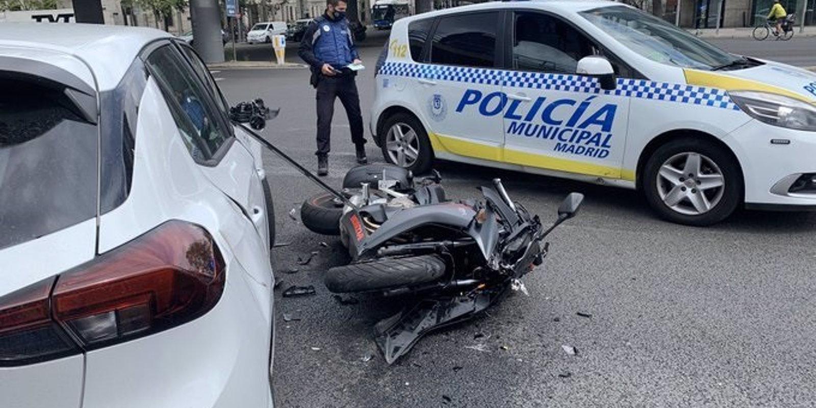 Herido grave un motorista tras embestirle un coche en la Castellana