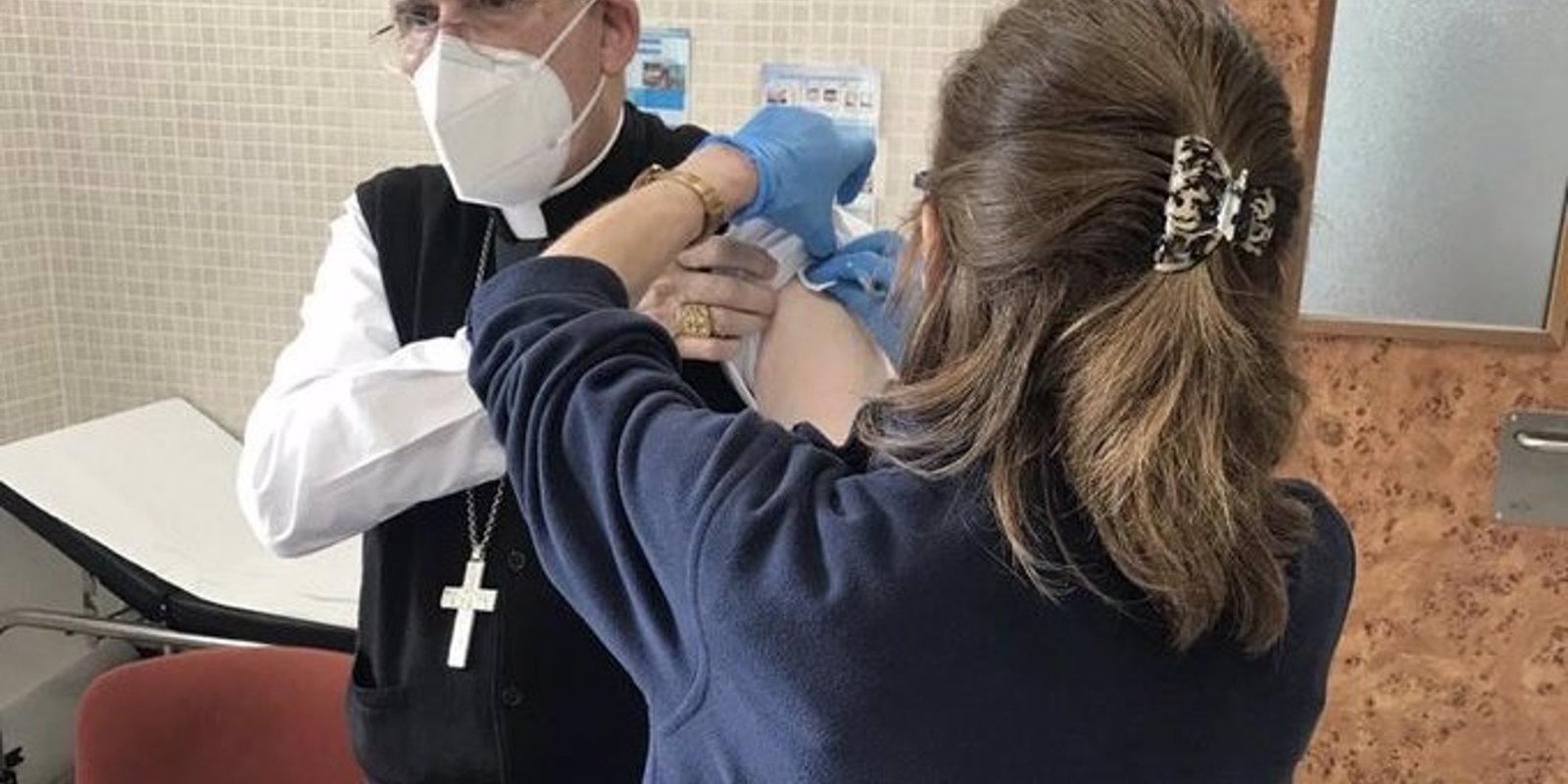 El arzobispo de Madrid recibe la vacuna contra la Covid: "Pido que sea accesible para todos"