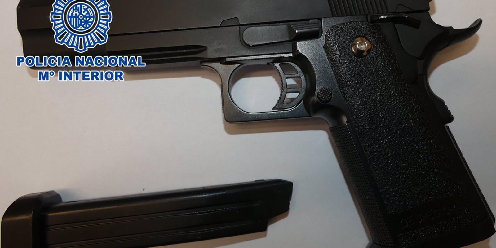 Detenidos un hombre por asaltar una tienda y a una mujer en Moratalaz