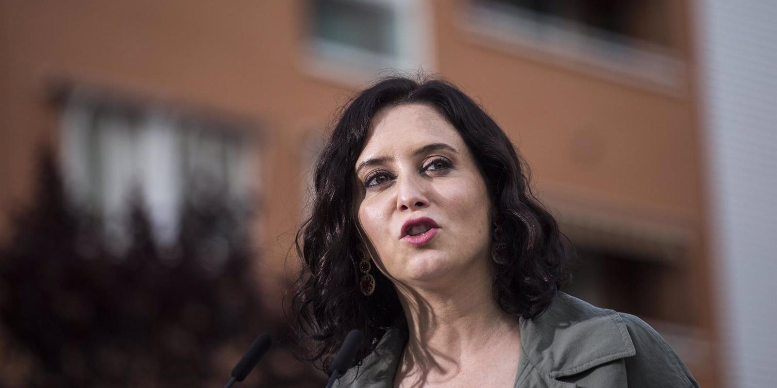 Díaz Ayuso tacha de "ocurrencia" prohibir fumar en terrazas: "Vamos a dejar en paz a la gente que bastante normativa hay"