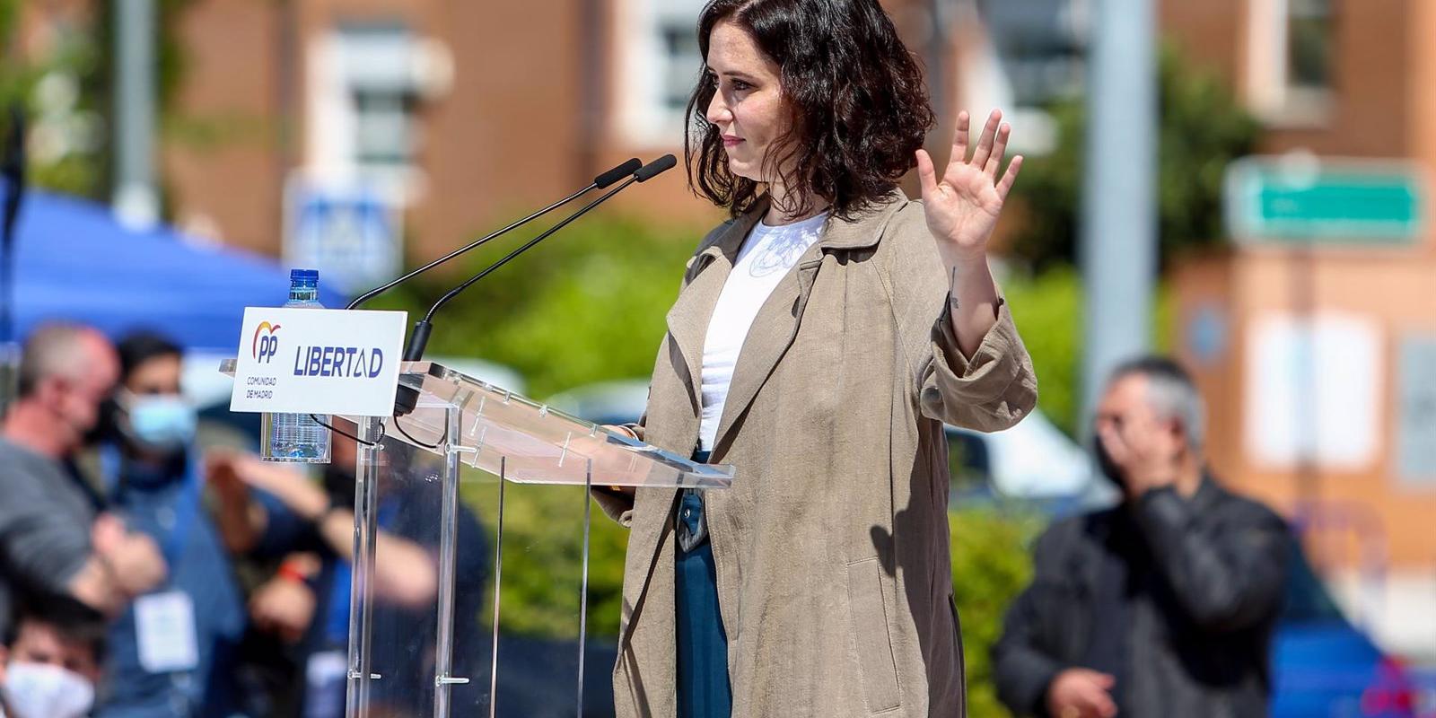 Díaz Ayuso asegura que ayudará a que nadie se quede atrás y denuncia que "están retorciendo" sus palabras sobre las colas del hambre