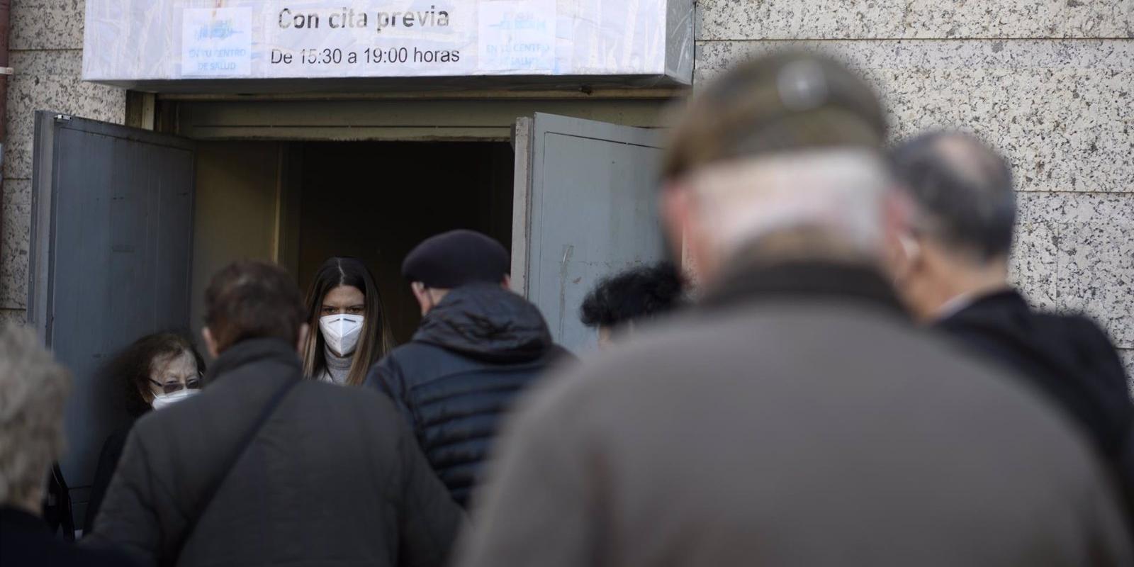 Los mayores de 75 años ya pueden pedir cita en su centro de salud por teléfono para vacunarse