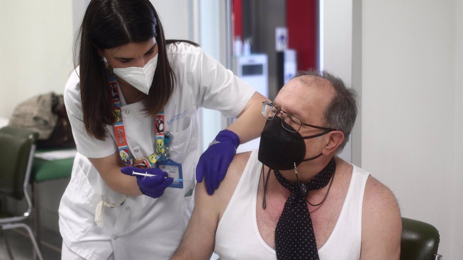 El 100% de los mayores de 80 años ha recibido la primera dosis de la vacuna y el 75% la segunda