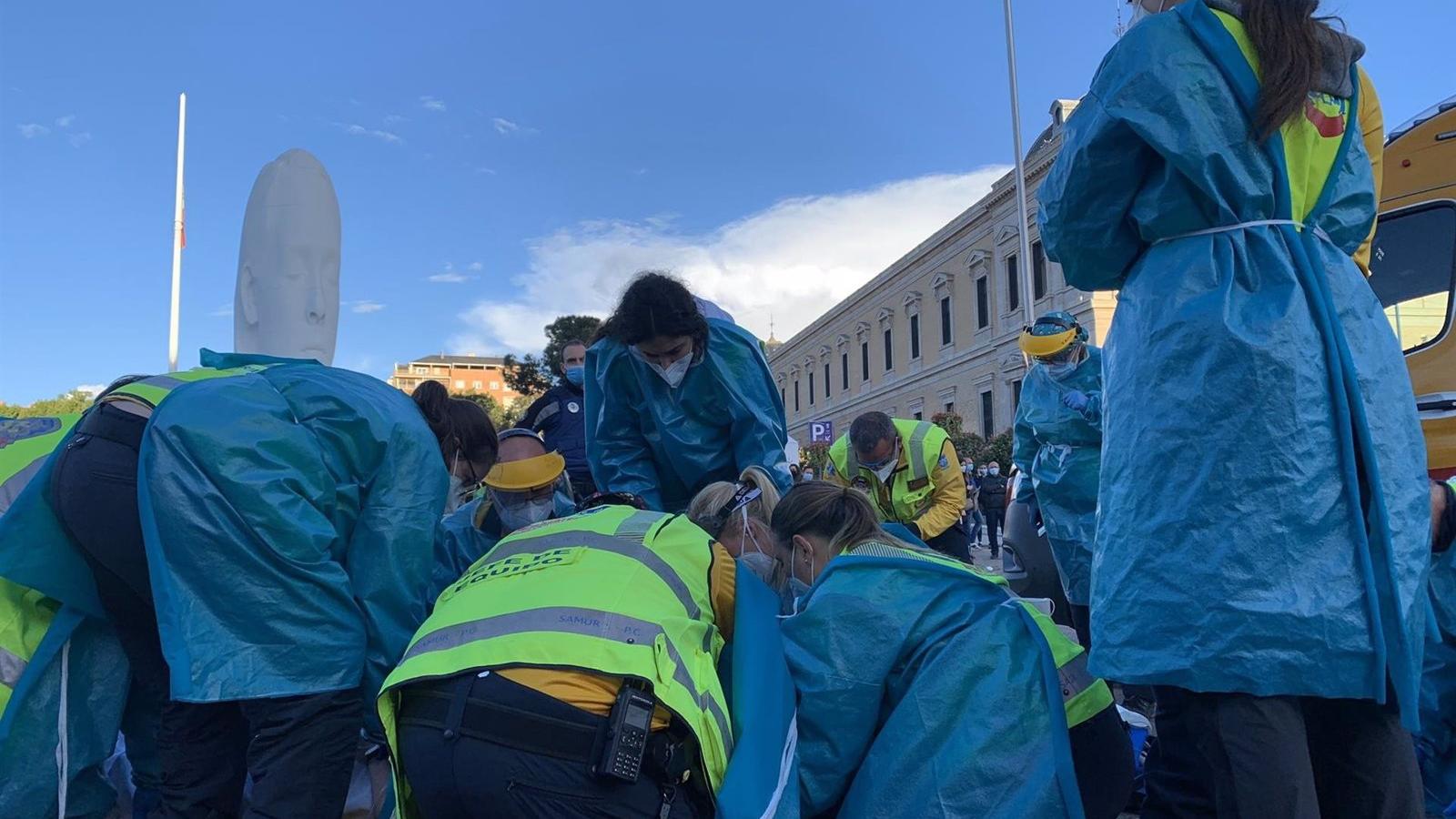 Herido grave un motorista de 32 años al colisionar con un turismo en la Plaza de Colón