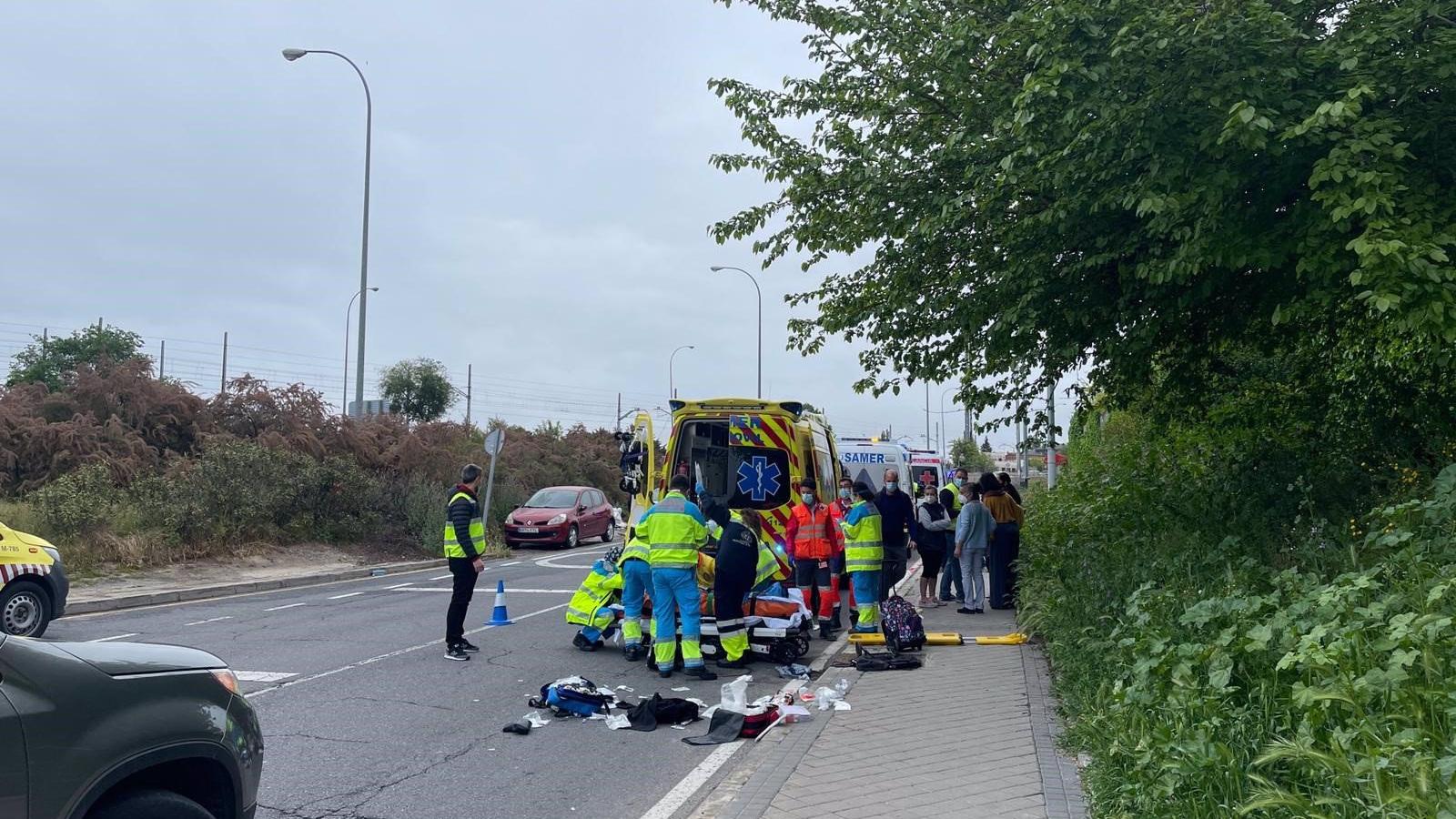 Un coche arrolla a tres personas mientras cruzaban un paso de cebra en Las Rozas
