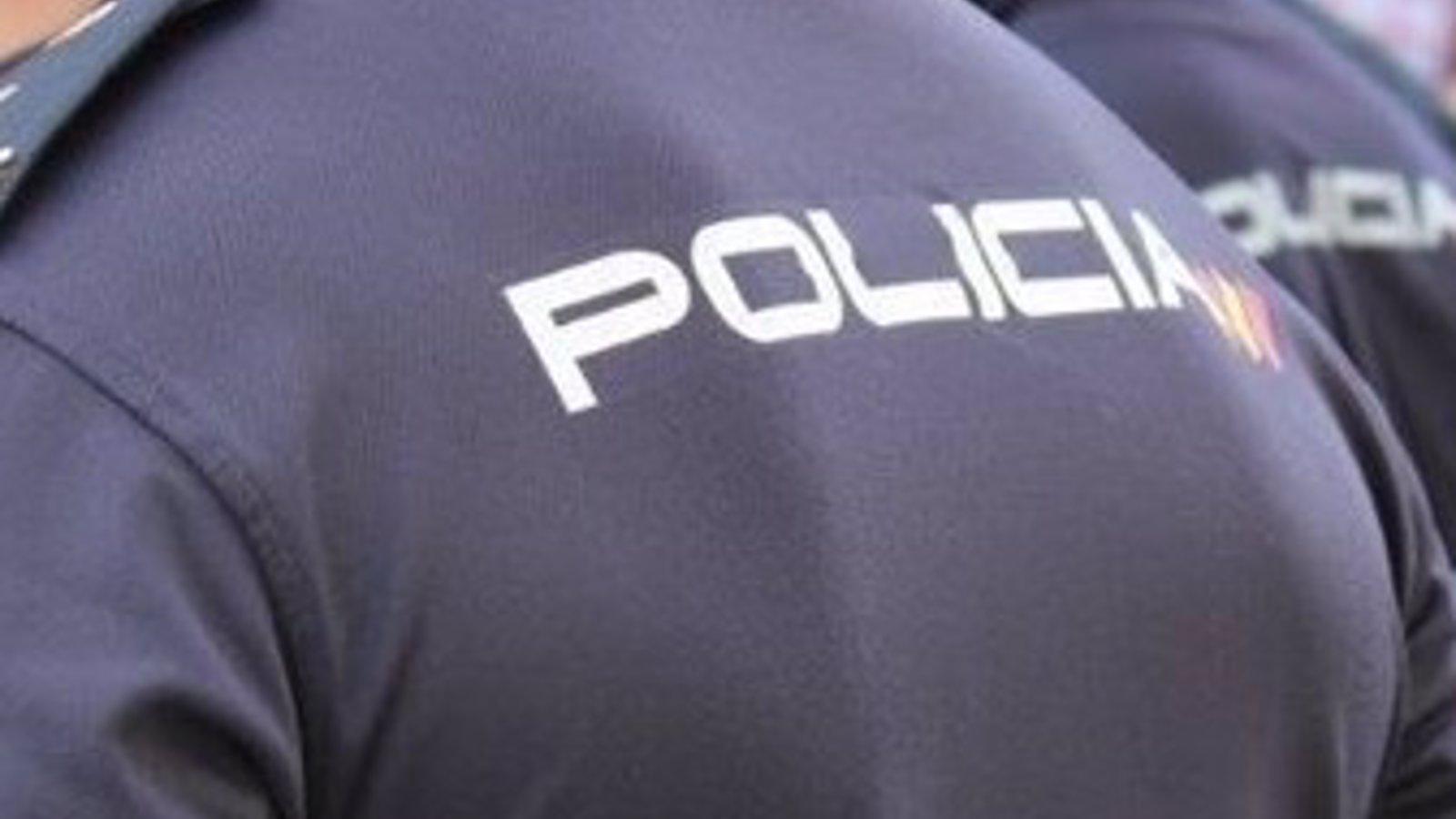 Un policía salva la vida a un niño de dos años tras caerse de un columpio en un parque de Madrid