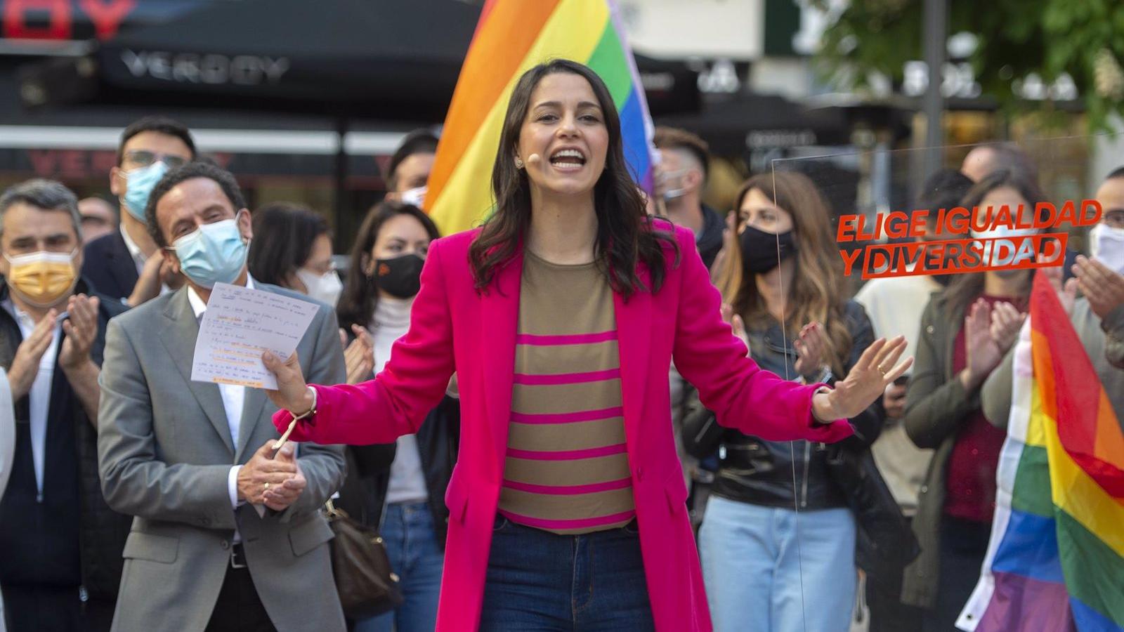 Arrimadas defiende que lo "valiente" es votar a Ciudadanos y no dejarse "arrastrar" por uno de los dos "bandos"