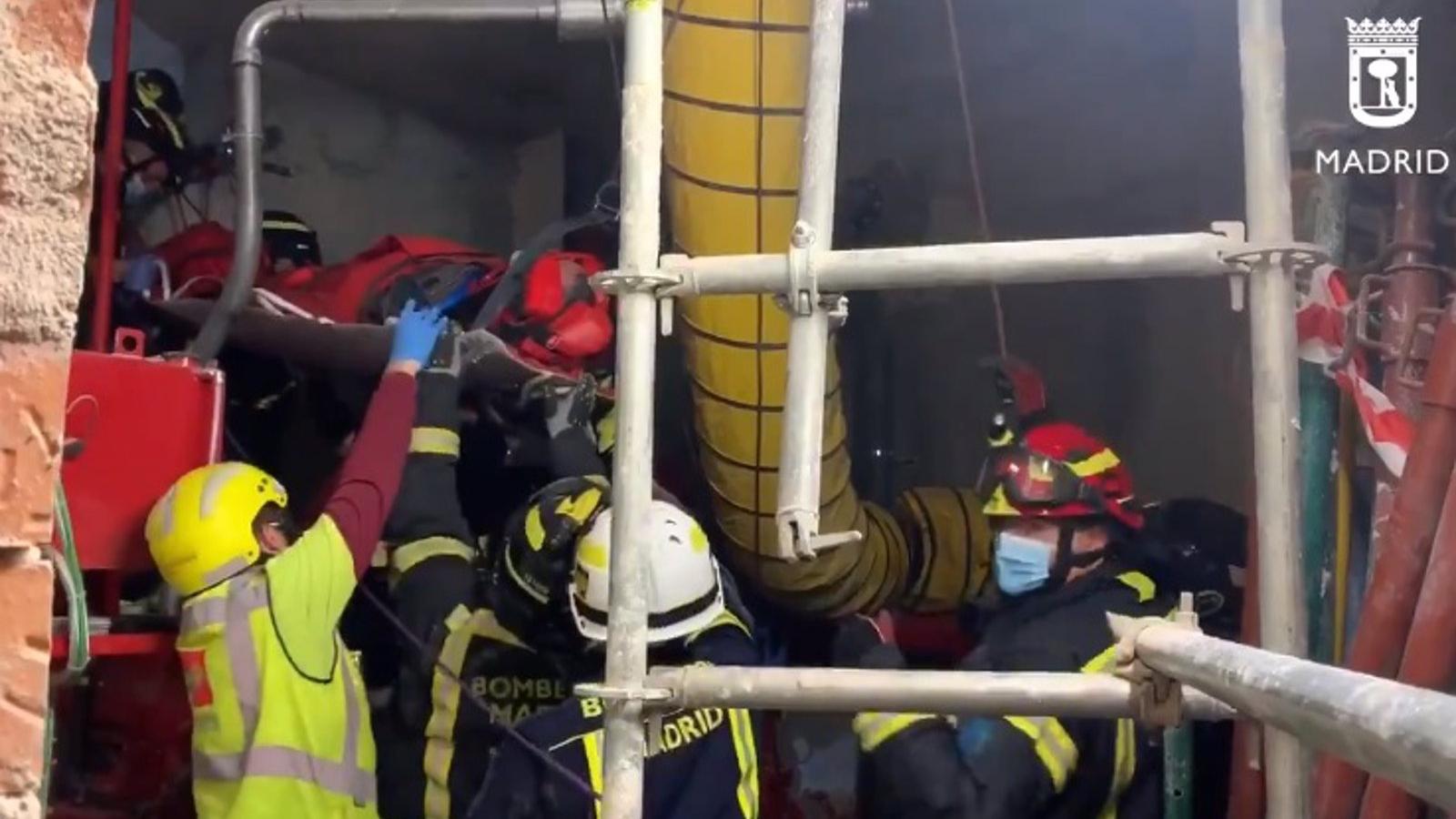Rescatan a un obrero que cayó a un aljibe en una construcción de la calle Preciados