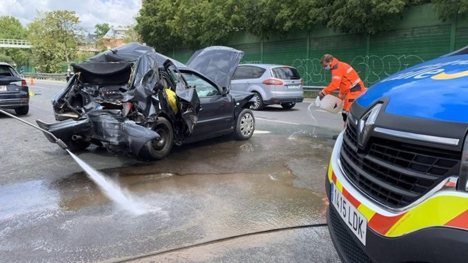 Herida una joven de 22 años en un accidente en la M-30 con dos camiones y dos coches implicados