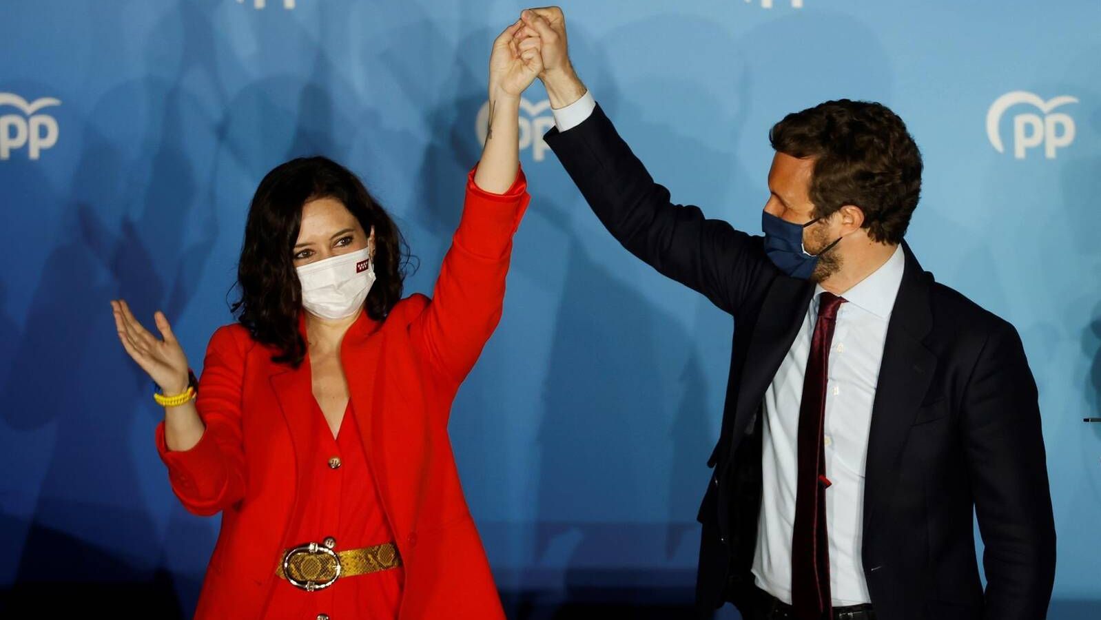 Ayuso y Casado celebran desde el balcón de Génova la victoria electoral en Madrid