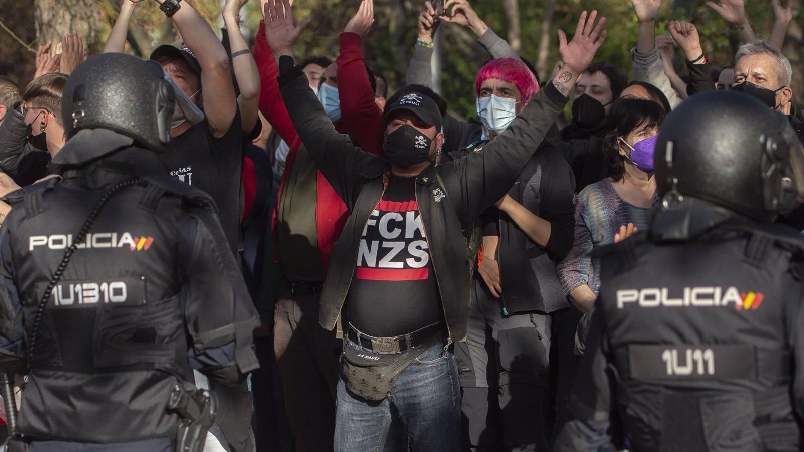 Podemos admite que un detenido por pegar a agentes en el mitin de Vox en Vallecas está contratado por el partido