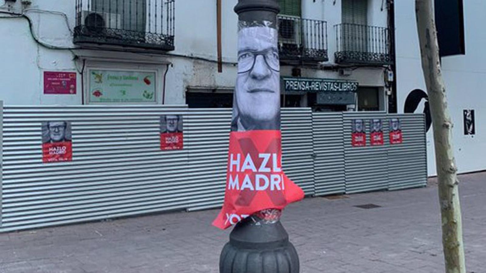 Denuncian la pegada de carteles electorales del PSOE de Getafe fuera de los lugares permitidos