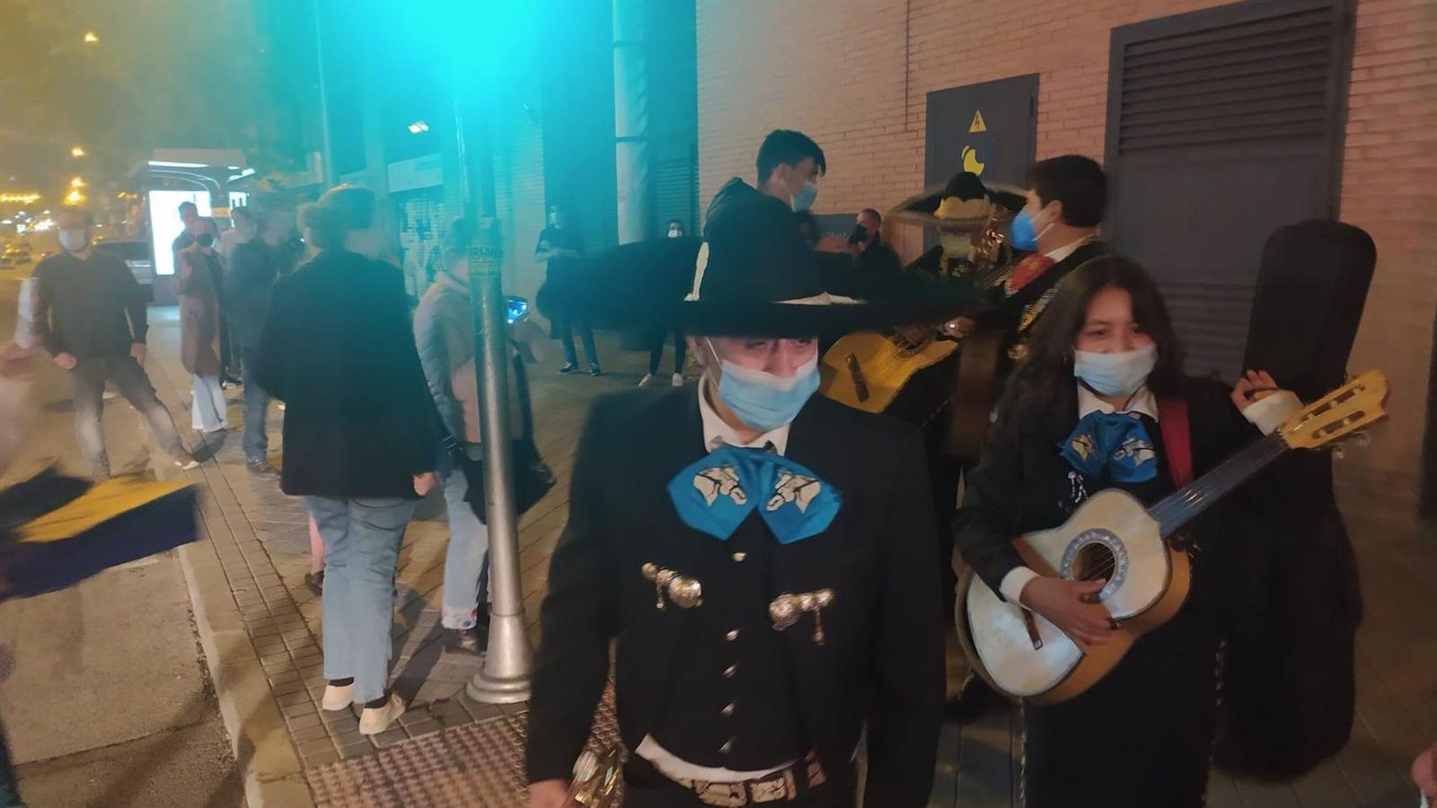 Un grupo de mariachis, pagado por Forocoches, toca varios temas frente a la sede de Podemos