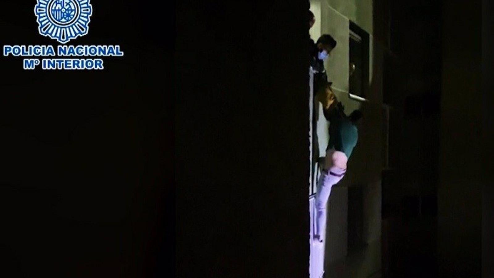 Detienen a un hombre que intentó tirarse por la ventana tras agredir a su pareja en Carabanchel