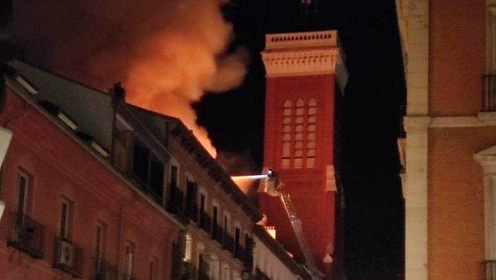 Un incendio sin heridos obliga a desalojar un edificio en la calle Atocha