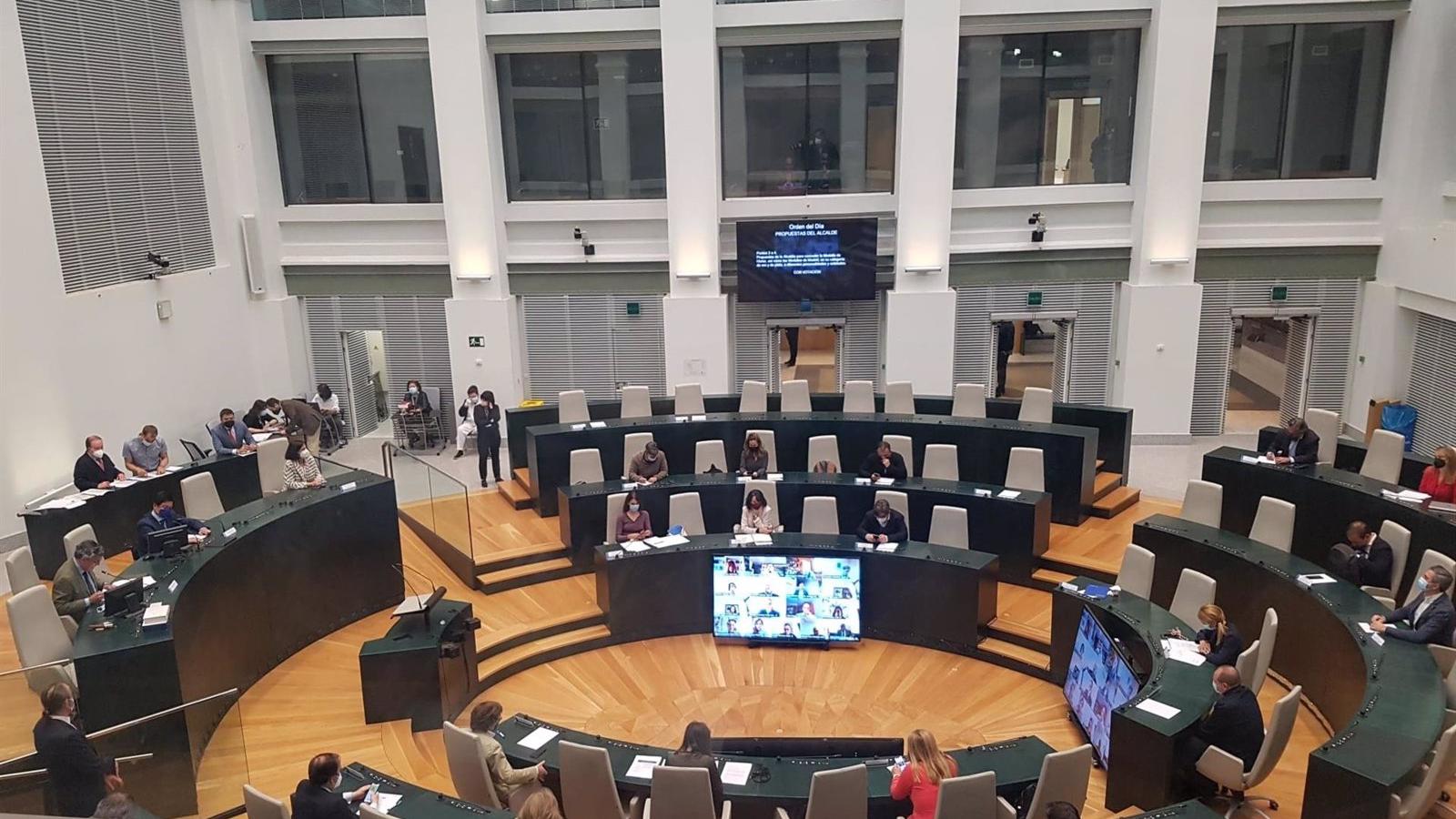Botella recibirá la Medalla de Honor con el 'no' del PSOE y Carmena con la abstención de Vox