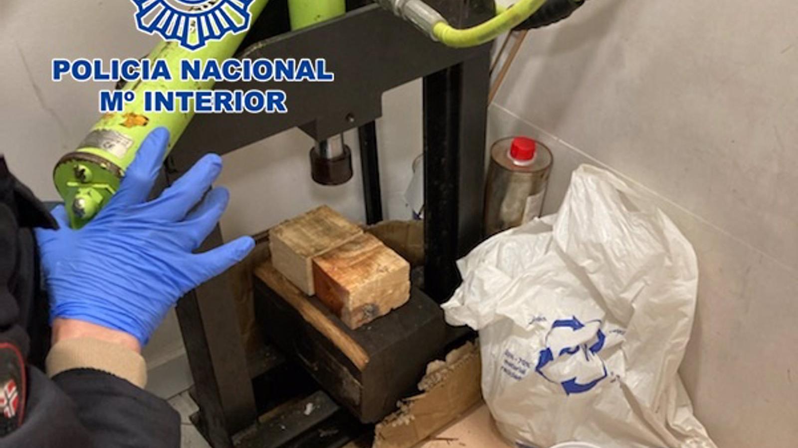 Tres arrestados por importar cocaína impregnada en pintura desde Ecuador a través de paquetería postal