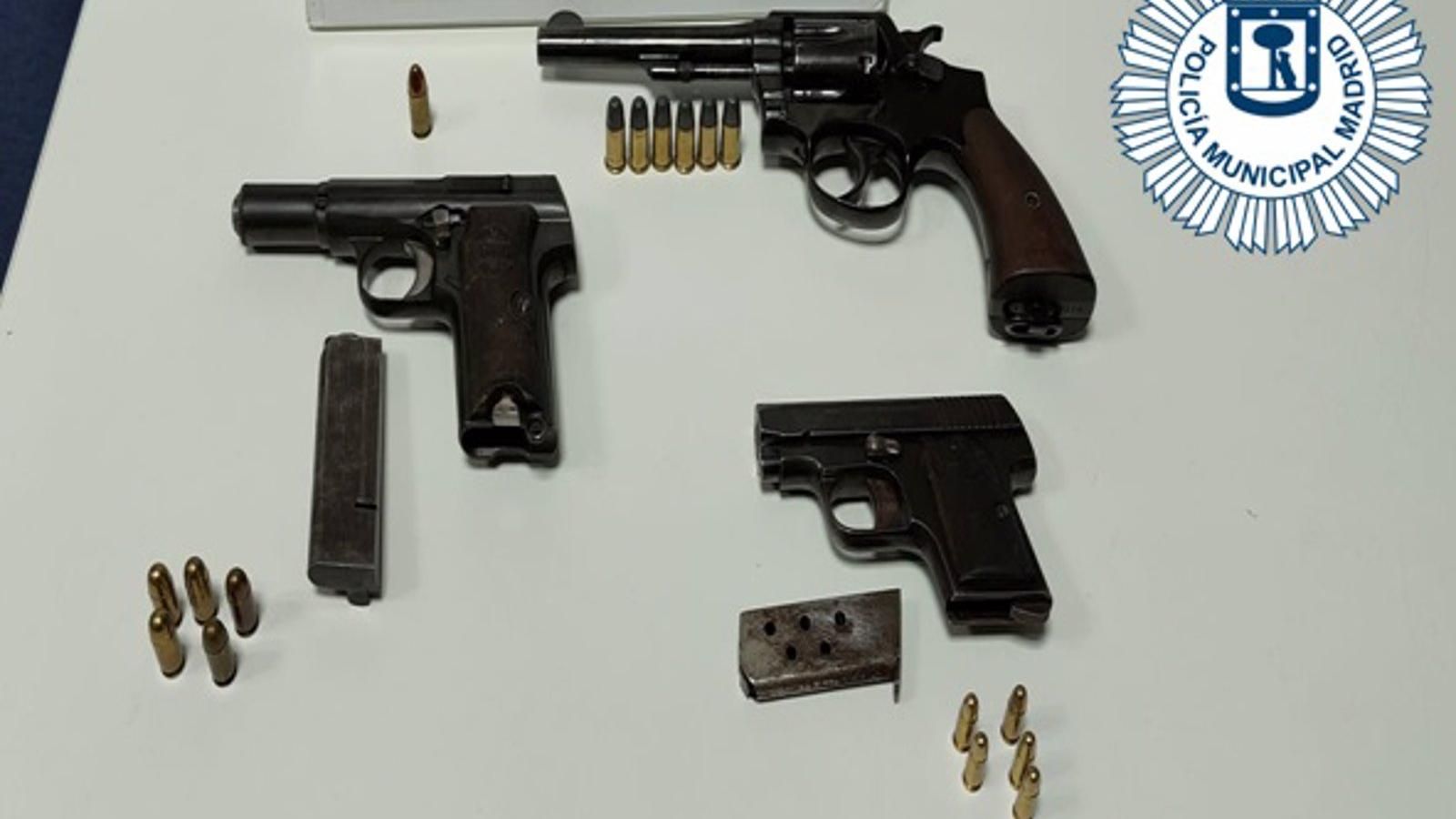 Dos detenidos por portar tres pistolas y droga en un coche