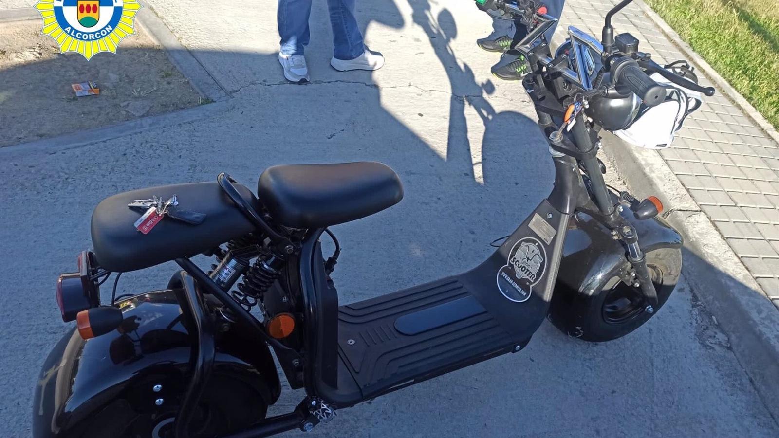 Pillan a un conductor que circulaba bajo los efectos del alcohol en un ciclomotor sin matricular en Alcorcón