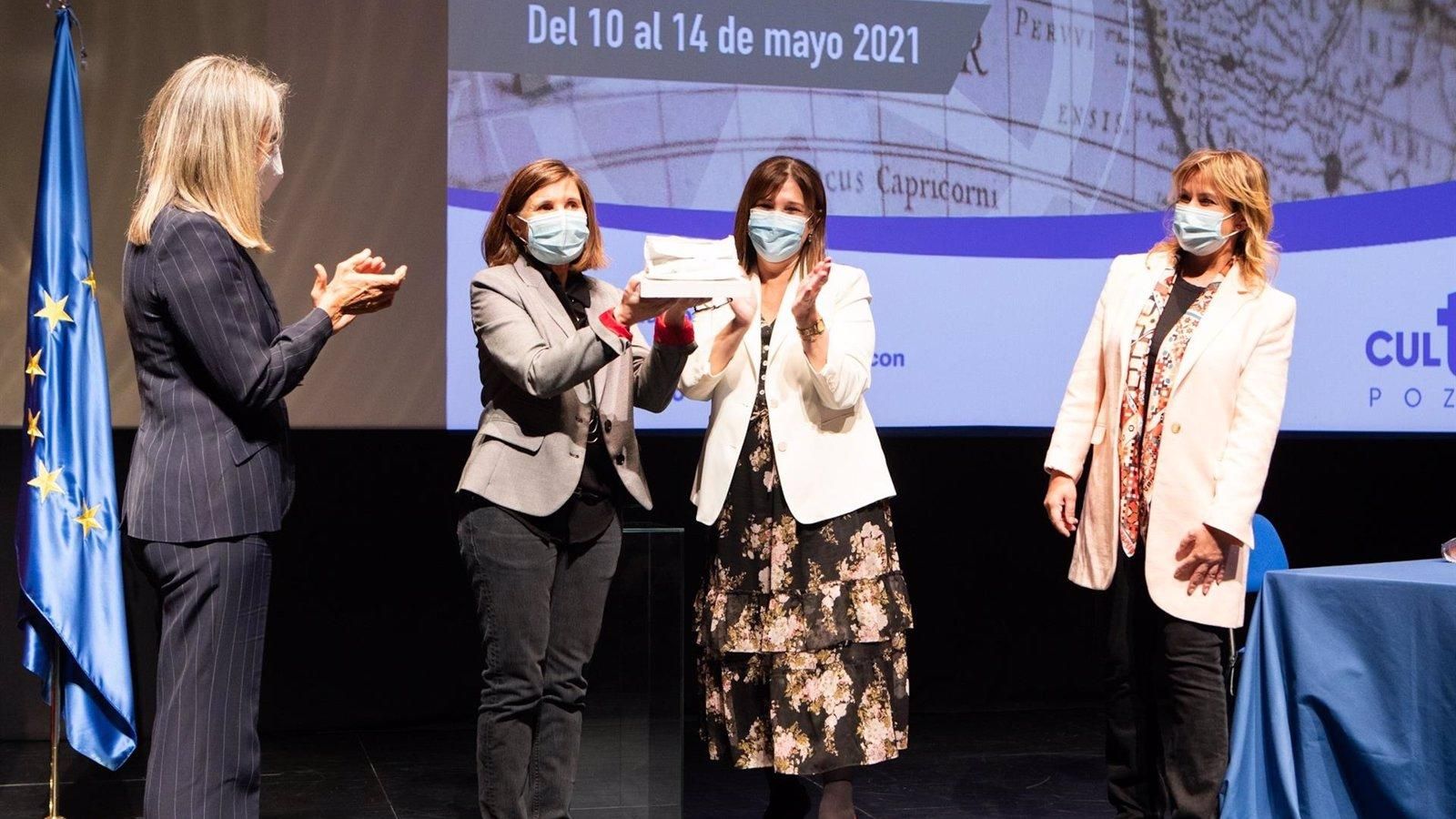 La alcaldesa de Pozuelo de Alarcón entrega el II Premio de Novela Histórica a María Montesinos