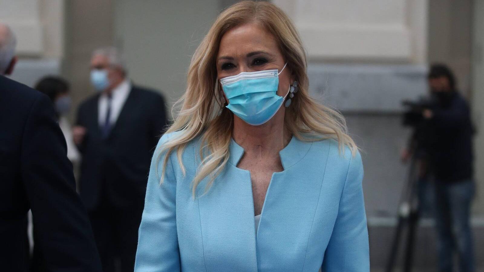 Cifuentes abraza a Carmena tras recoger la Medalla de Honor: "He venido a verte a ti"