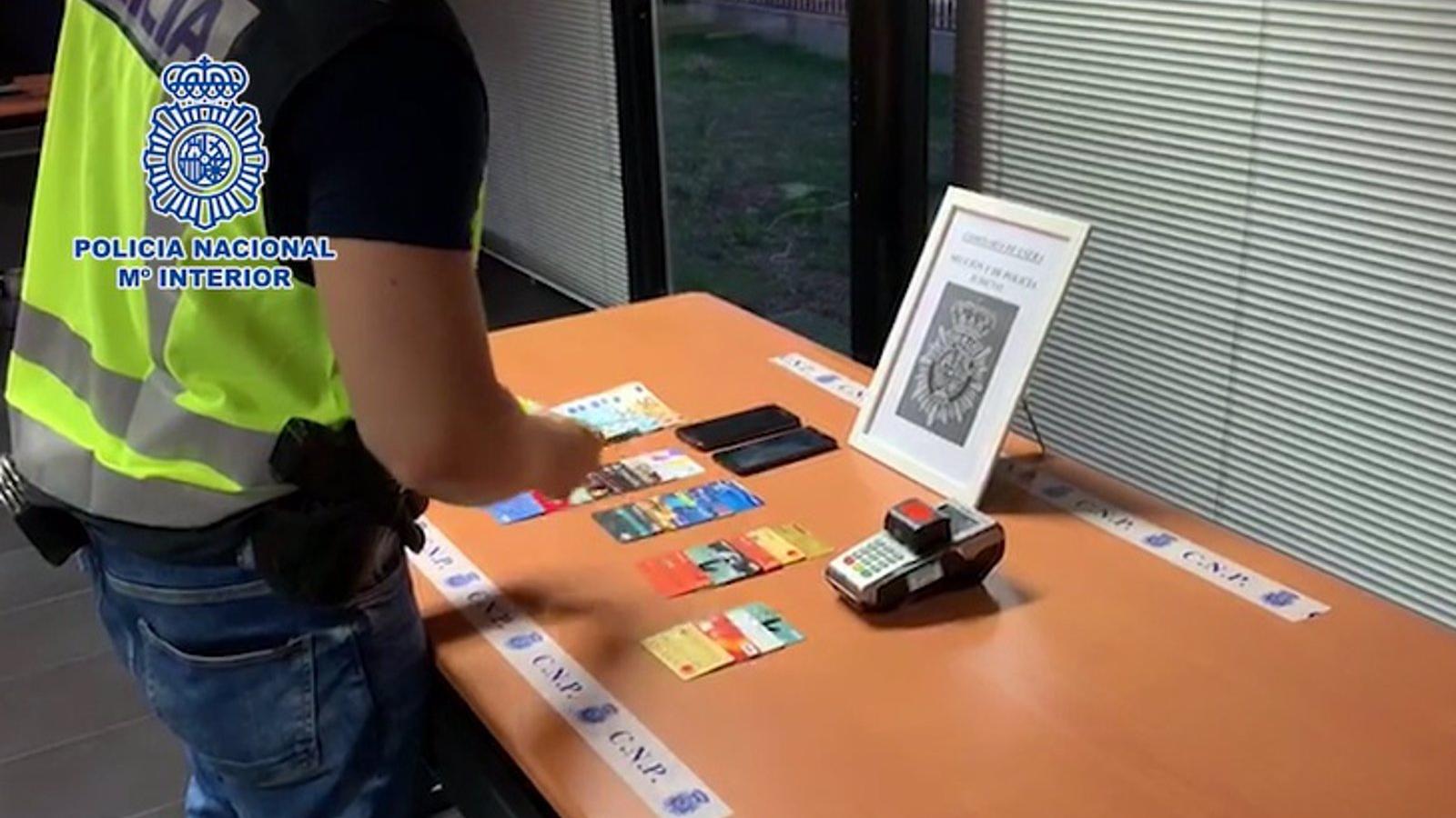 Detenido un taxista por estafar a clientes mayores robándoles sus tarjetas bancarias