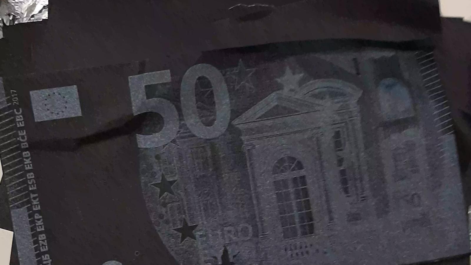 Un arrestado por intentar estafar 5.000€ a una persona por el método de los 'billetes tintados'