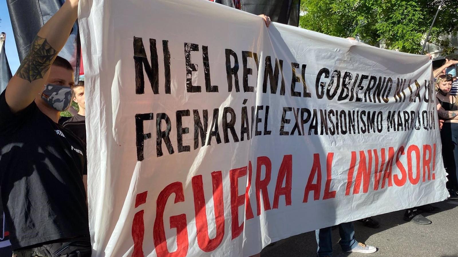 Unas 300 personas se concentran frente a la Embajada de Marruecos y advierten: "Esto es una excusa para invadir España"