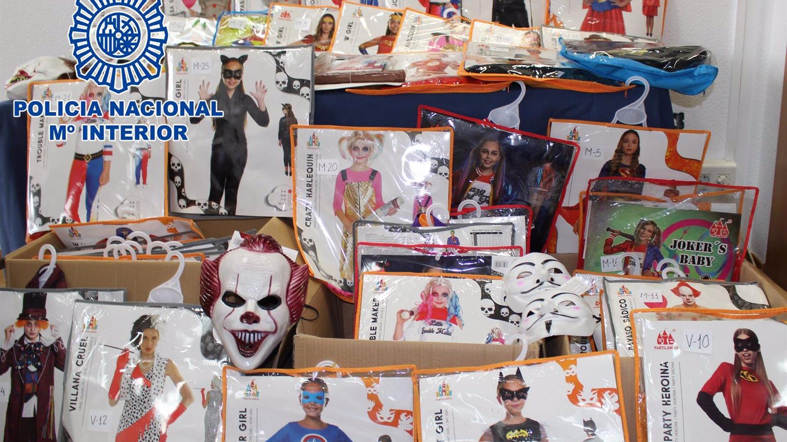 La Policía requisa más de 10.000 máscaras y disfraces de superhéroes y detiene a un matrimonio chino reincidente