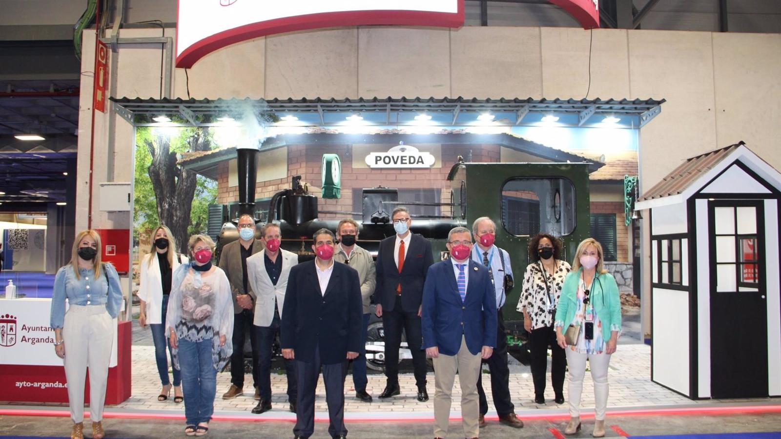 Una locomotora de vapor del tren de Arganda protagoniza el stand de Fitur en el municipio
