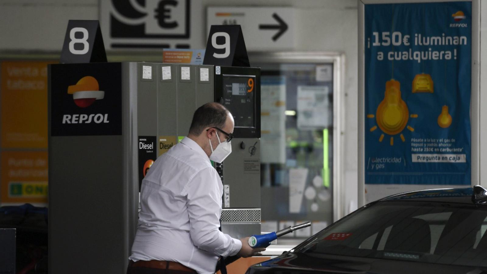 El Gobierno de Sánchez elevará los impuestos de la gasolina y del diésel y creará un tributo por el uso del coche