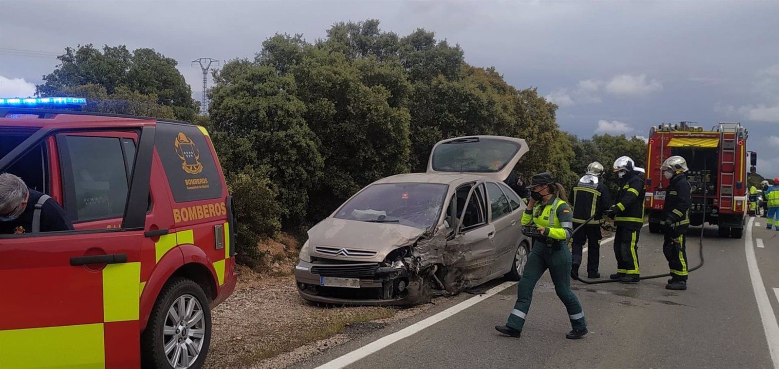 Dos heridos leves en un choque fronto-lateral de dos vehículos en Santos de la Humosa