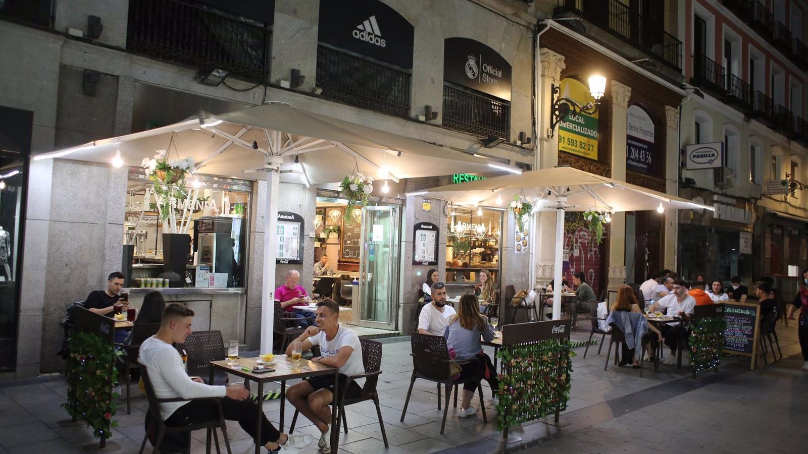 Villacís apuesta por consolidar la extensión de las terrazas porque "dos mesas es mejor que un coche para crear empleo"