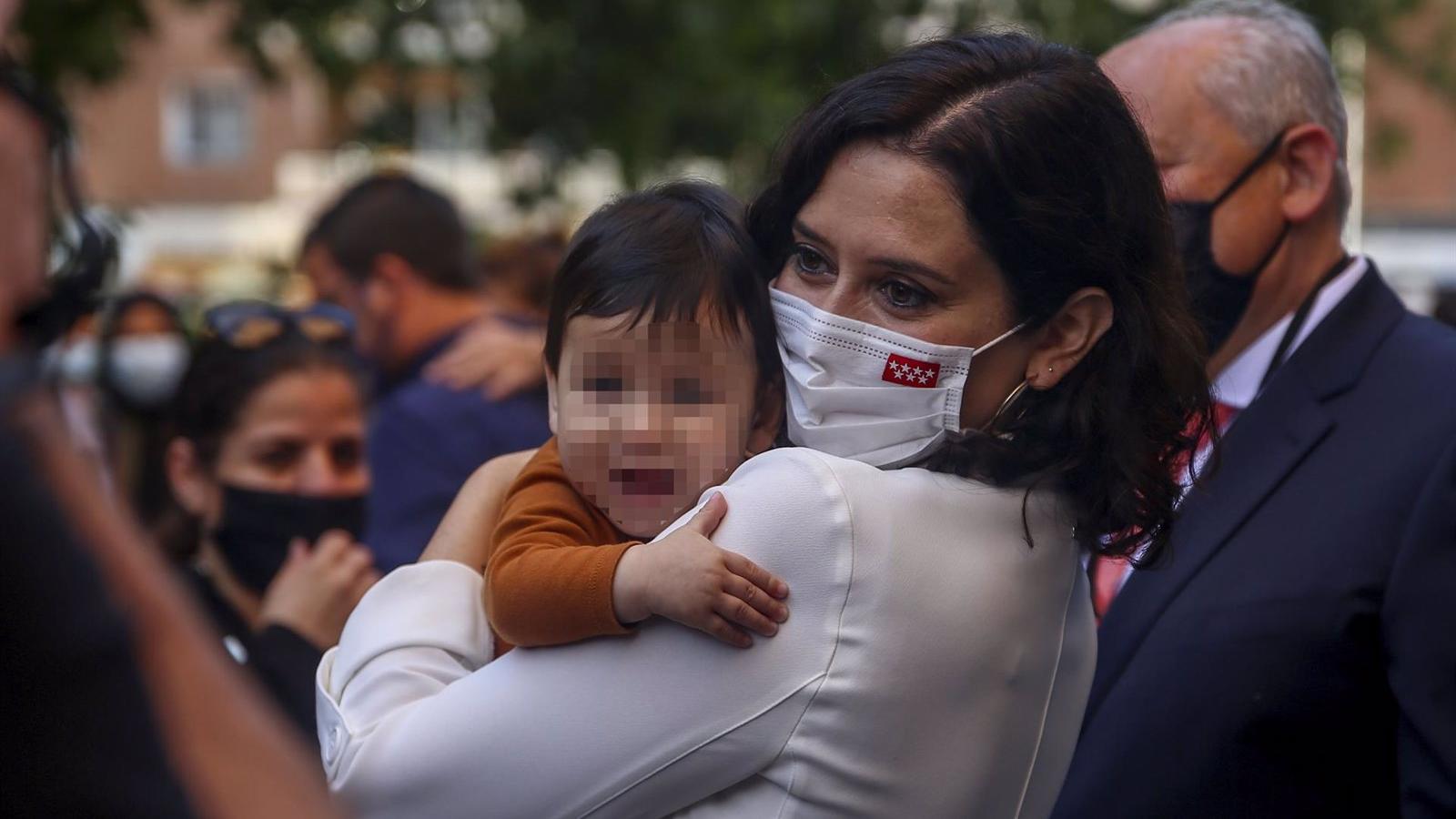 Díaz Ayuso anuncia nuevos planes a favor de la maternidad junto con líneas de atención telefónica y financiación a entidades