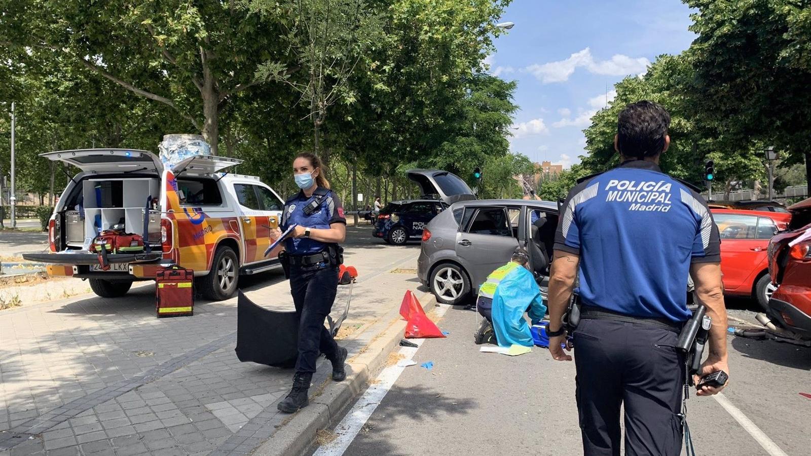 Un joven herido grave y tres leves tras impactar su vehículo contra tres coches aparcados junto a La Vaguada