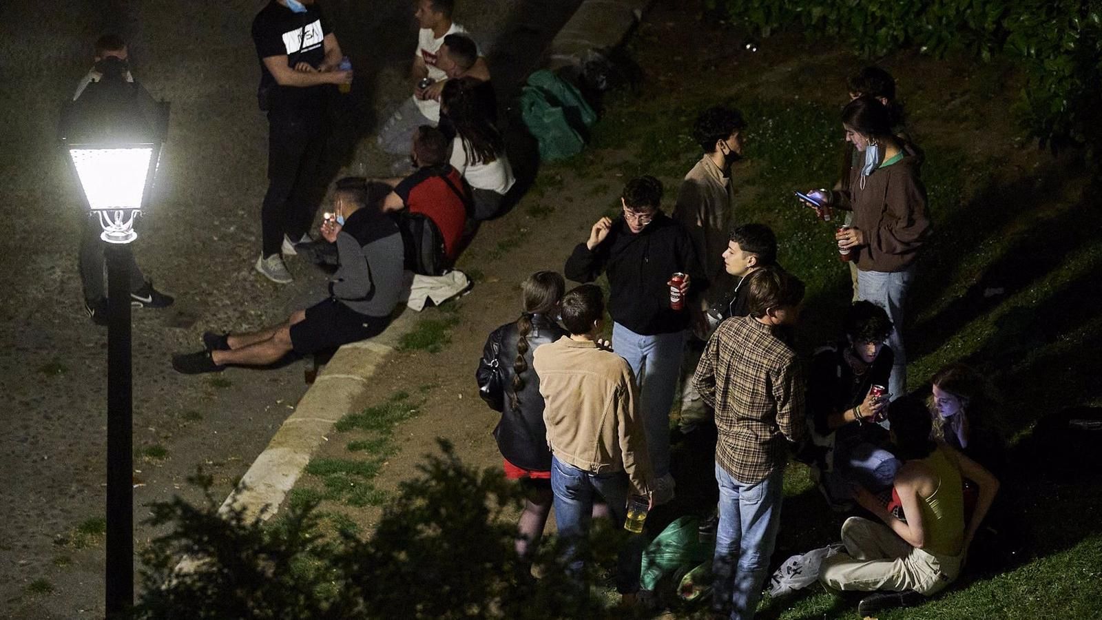 La Policía Municipal de Madrid puso 1.069 multas por botellón este fin de semana