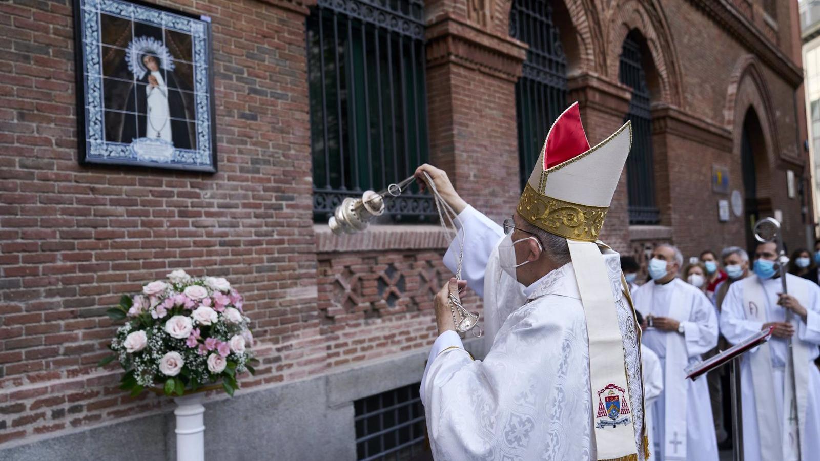 Un mosaico artesanal de la Virgen de la Paloma preside ya a pie de calle el barrio de La Latina
