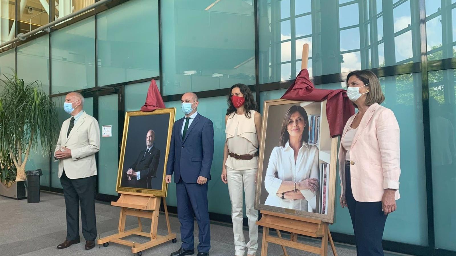 La Asamblea coloca los retratos de los expresidentes de la Cámara regional Paloma Adrados y José Ignacio Echeverría