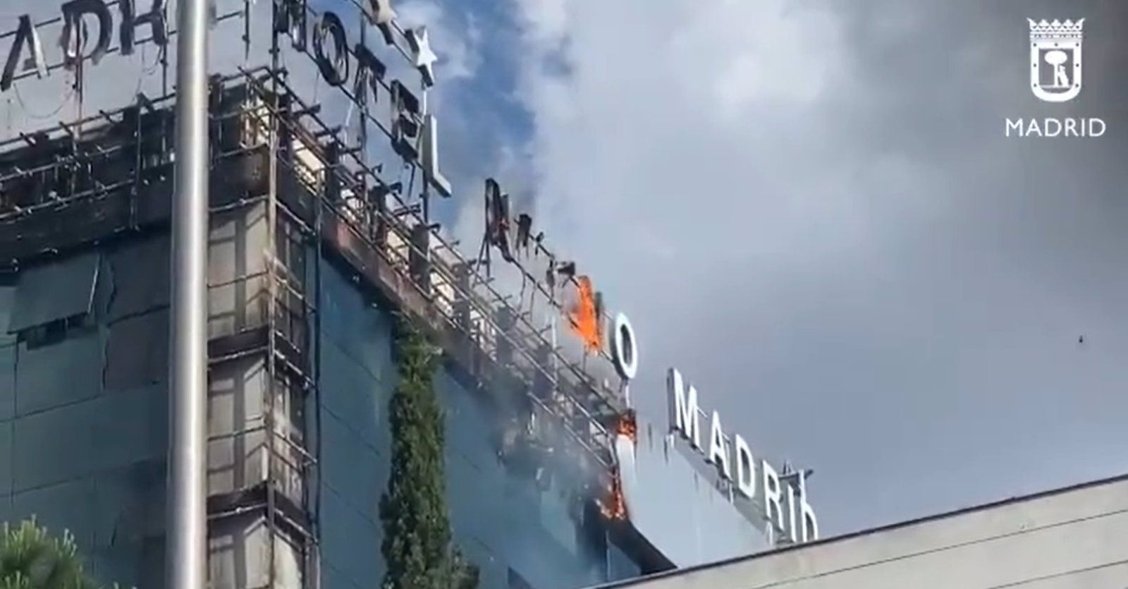 Un incendio sin heridos en hotel Nuevo Madrid genera columna de humo visible en varios puntos de la ciudad