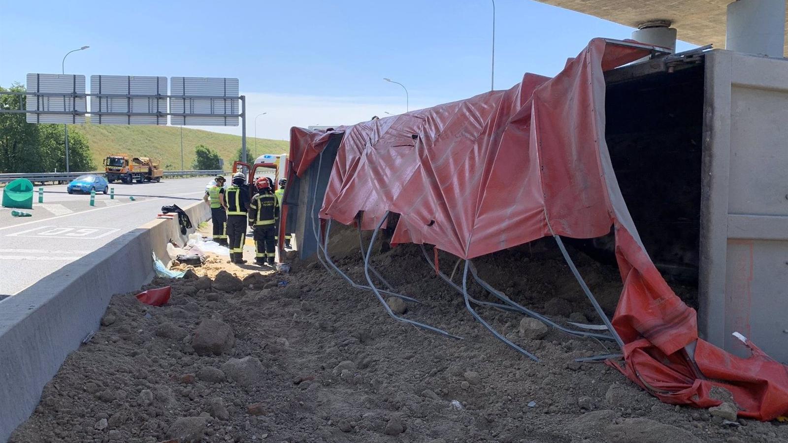 Herido un camionero al volcar y derramar 20.000 kilos de arena en la M-31