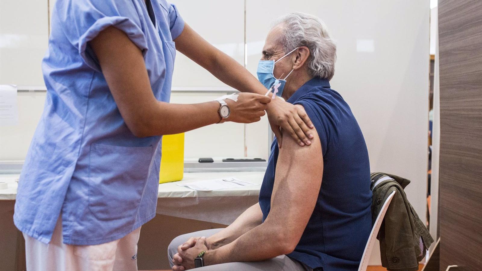 El consejero Ruiz Escudero recibe la primera dosis de la vacuna de Moderna en el Hospital Puerta de Hierro de Majadahonda