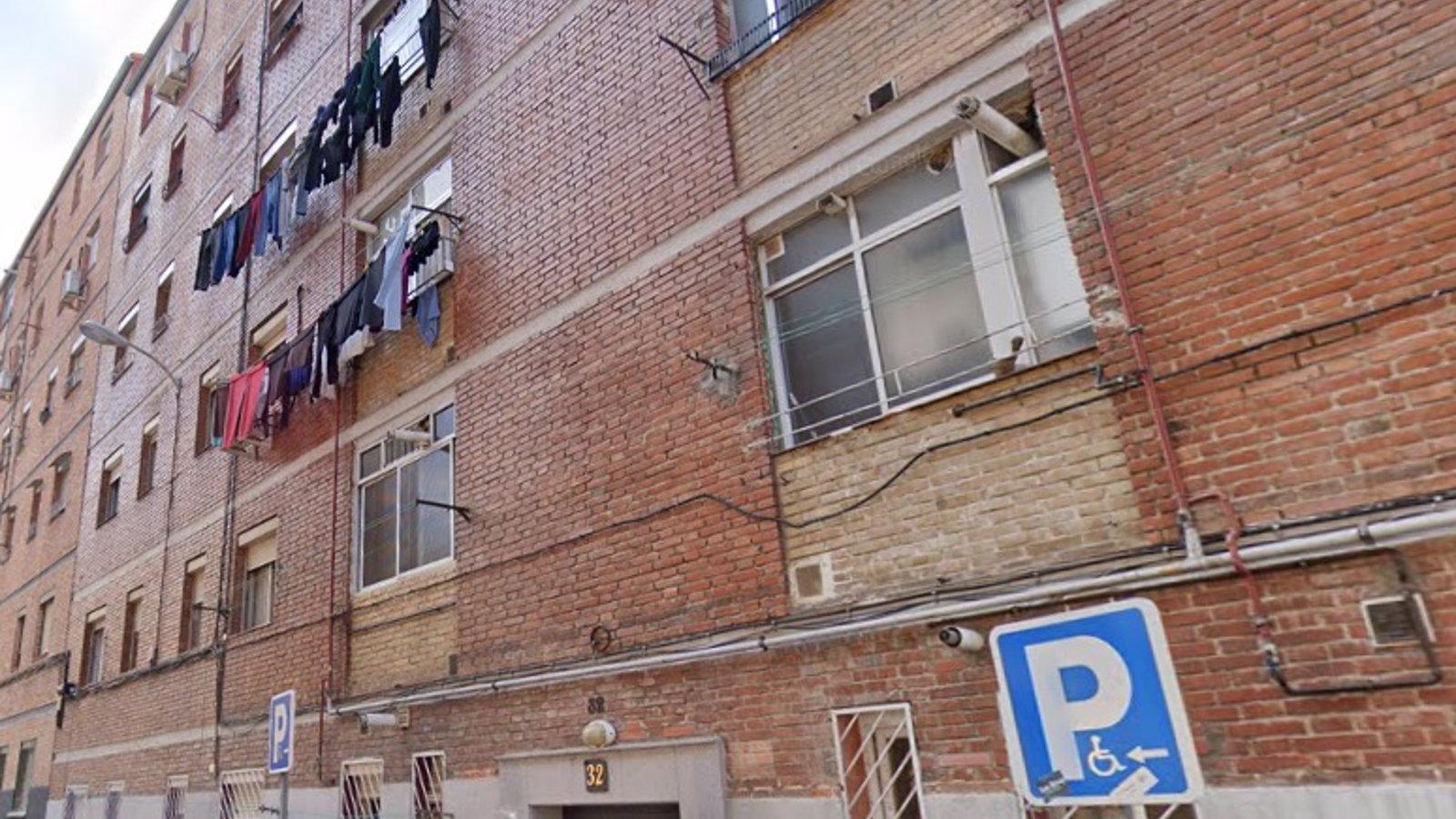 Hallan el cadáver de un hombre que llevaba fallecido mes y medio en su piso de Puente de Vallecas