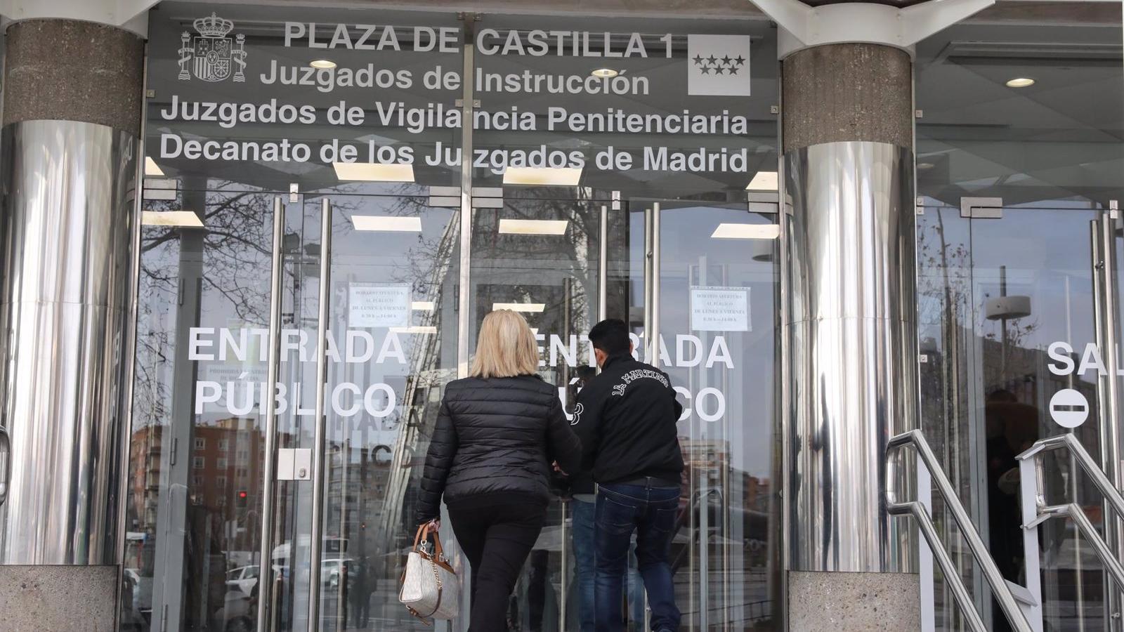 Juzgan a un acusado de humillar a una mujer de aspecto islámico que viajaba en el metro