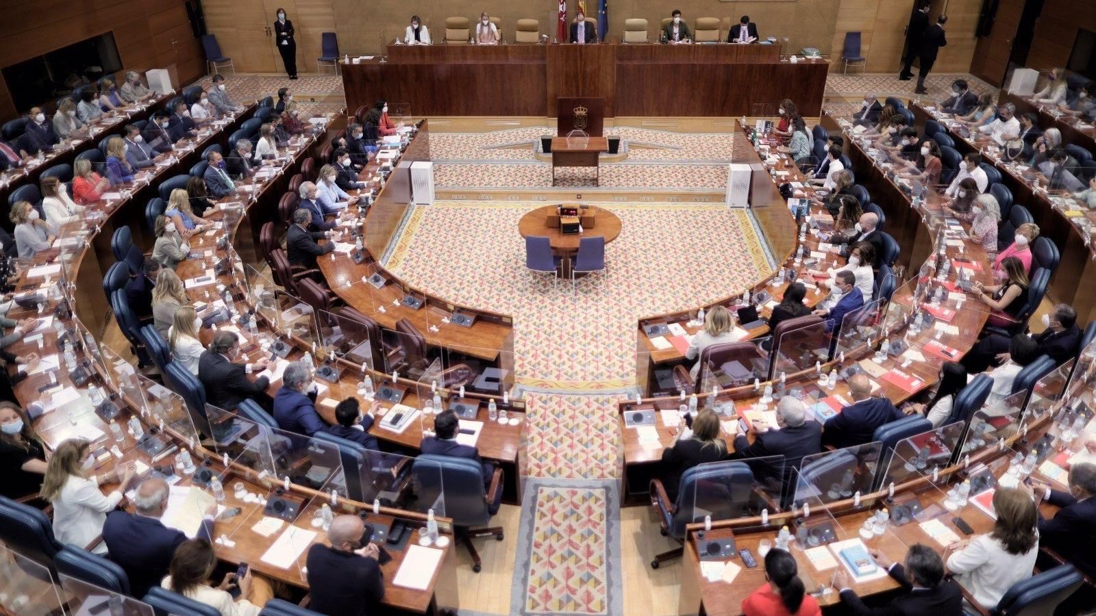 Constituida la Asamblea de Madrid con Carballedo como presidenta y el acuerdo de Vox y PP para reducir diputados