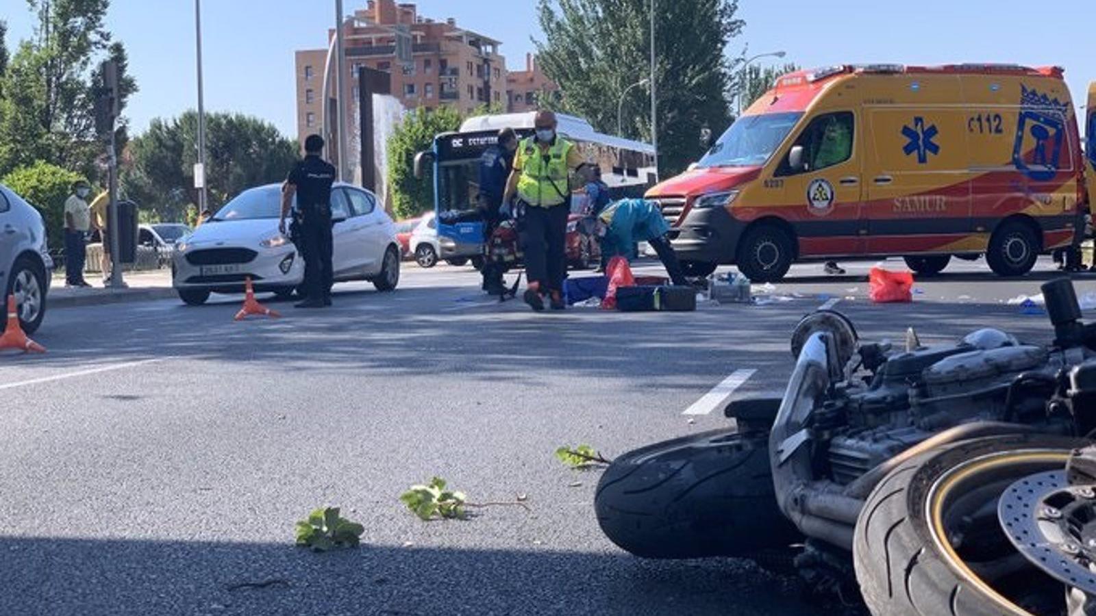 Grave un hombre de 81 años arrollado por una moto cuando cruzaba al parecer indebidamente un semáforo en Madrid