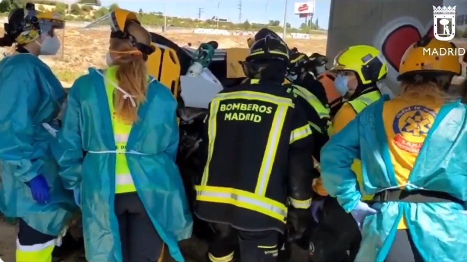 Liberada una conductora atrapada tras volcar en la M-40